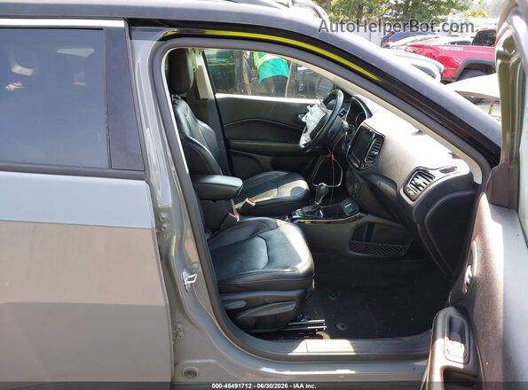 3C4NJCCB1KT749090 2019 JEEP COMPASS Gray Front interior view