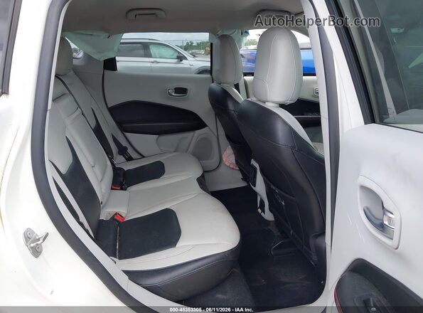 3C4NJCCB2JT405928 2018 JEEP COMPASS White Vista de la etiqueta del VIN