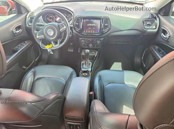3C4NJCCB3JT488902 2018 JEEP COMPASS Red Widok deski rozdzielczej