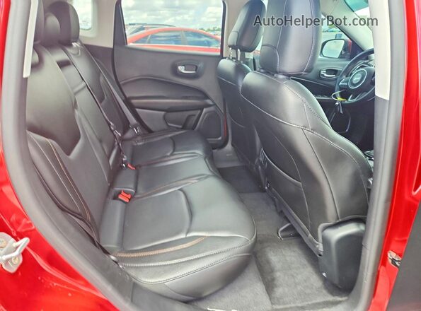 3C4NJCCB3JT488902 2018 JEEP COMPASS Red Widok wnętrza z tyłu