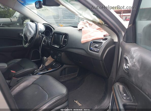 3C4NJCCB4KT676037 2019 JEEP COMPASS Серебряный Вид салона спереди