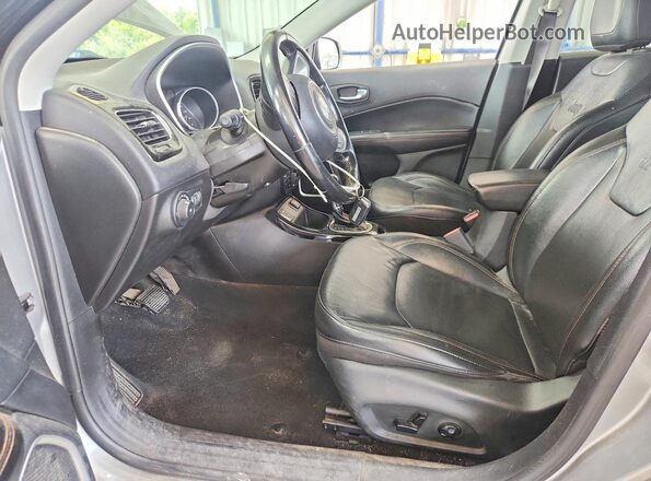 3C4NJCCB8LT194012 2020 JEEP COMPASS Gray Вид салону спереду