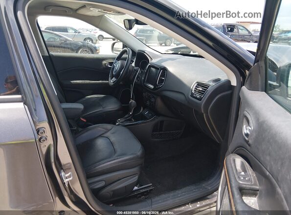 3C4NJCCBXJT156035 2018 JEEP COMPASS Gray Widok wnętrza z przodu