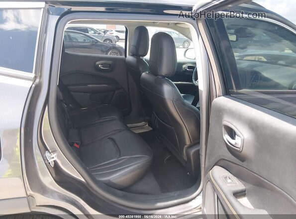 3C4NJCCBXJT156035 2018 JEEP COMPASS Gray Widok naklejki z numerem VIN