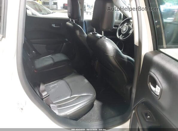 3C4NJCCBXJT502889 2018 JEEP COMPASS White VIN sticker view