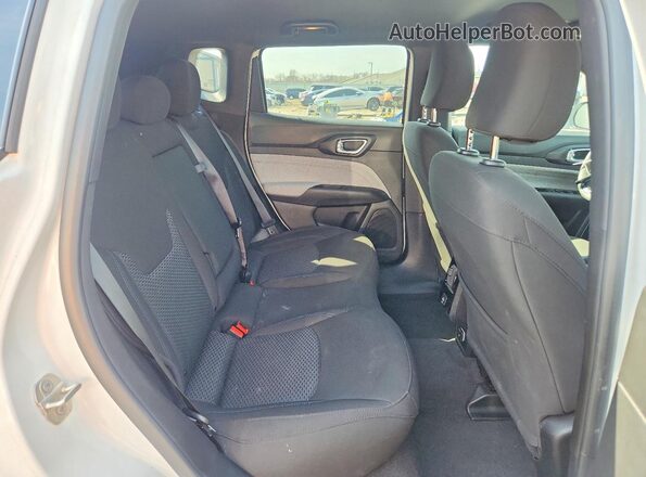 3C4NJDAN9RT166957 2024 JEEP COMPASS White Հետևի նստատեղերի տեսք