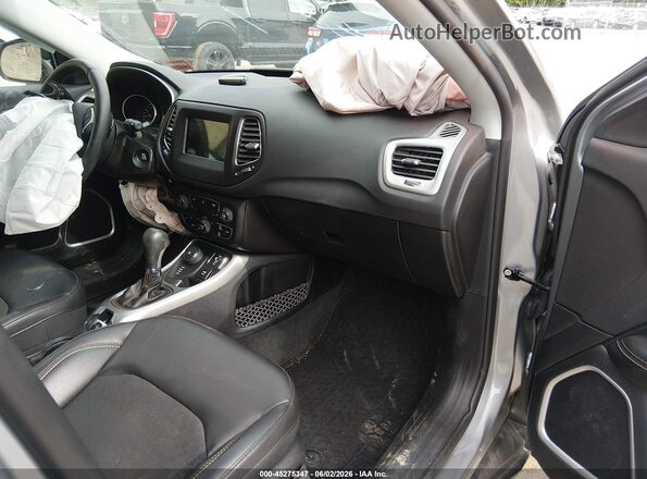 3C4NJDBB0KT734085 2019 JEEP COMPASS Серебряный Вид салона спереди