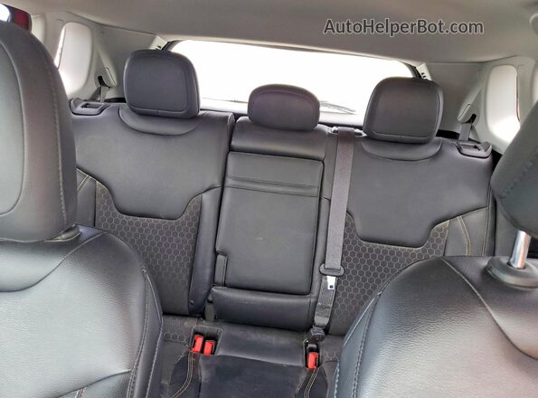3C4NJDBB1JT103716 2018 JEEP COMPASS Red Rear seats view