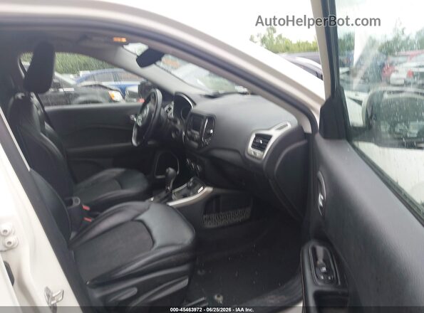 3C4NJDBB1JT207218 2018 JEEP COMPASS White Widok wnętrza z przodu