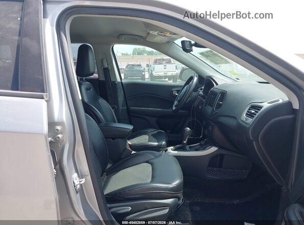 3C4NJDBB1KT767922 2019 JEEP COMPASS Silver Вид салону спереду