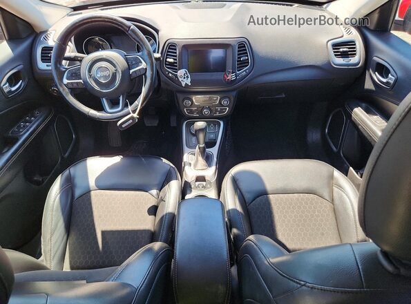 3C4NJDBB2JT256766 2018 JEEP COMPASS Красный Вид панели приборов