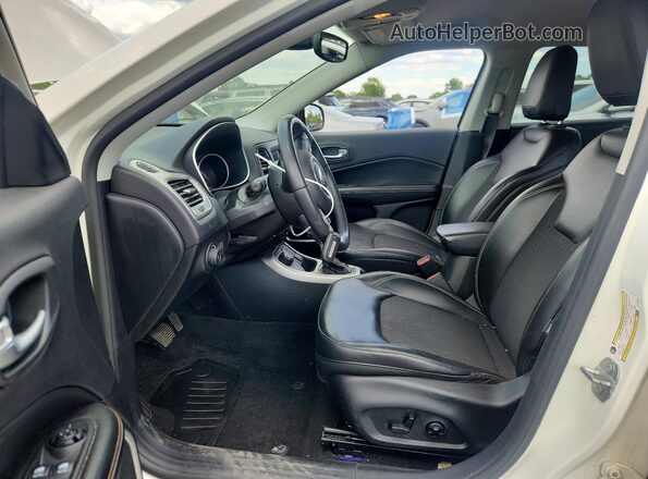 3C4NJDBB3JT147667 2018 JEEP COMPASS White Front interior view