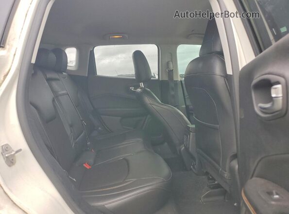 3C4NJDBB3JT270515 2018 JEEP COMPASS White Вид задньої частини салону