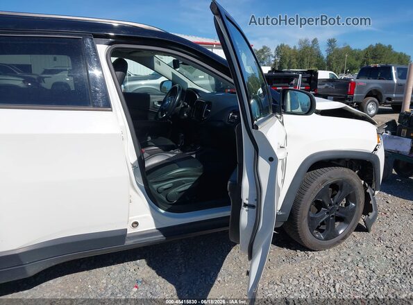 3C4NJDBB3JT432837 2018 JEEP COMPASS Белый Вид салона спереди