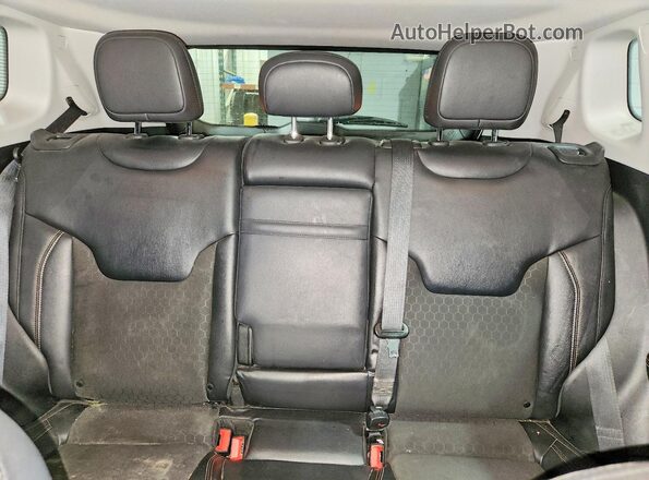 3C4NJDBB4JT112796 2018 JEEP COMPASS White Հետևի նստատեղերի տեսք