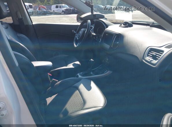 3C4NJDBB4KT670052 2019 JEEP COMPASS White Front interior view