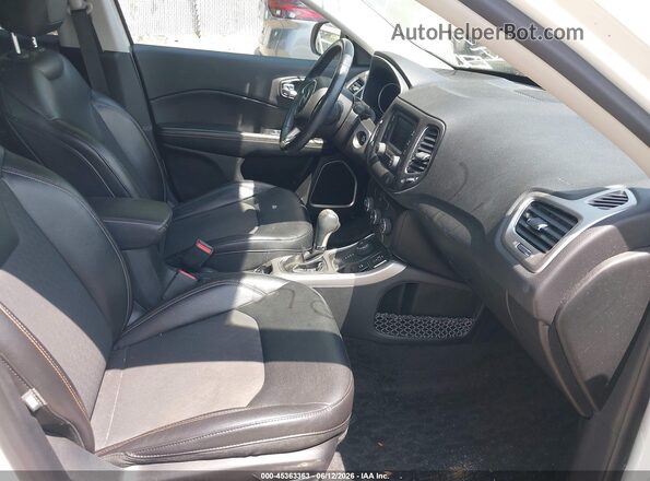 3C4NJDBB5JT150229 2018 JEEP COMPASS White Вид салону спереду