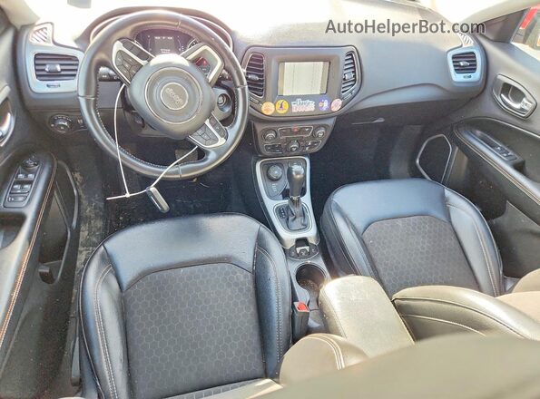 3C4NJDBB5KT839401 2019 JEEP COMPASS Красный Вид панели приборов