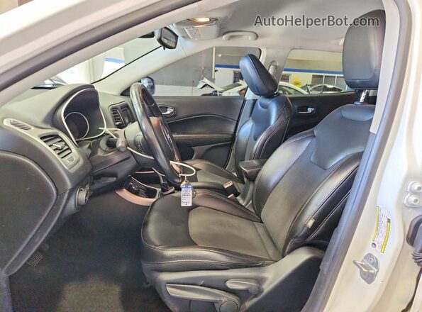 3C4NJDBB6JT270489 2018 JEEP COMPASS Белый Вид салона спереди