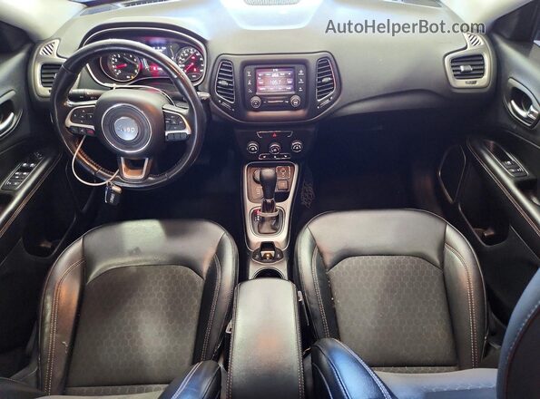 3C4NJDBB6JT270489 2018 JEEP COMPASS Белый Вид панели приборов