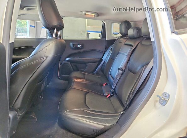 3C4NJDBB6JT270489 2018 JEEP COMPASS Белый Вид задней части салона