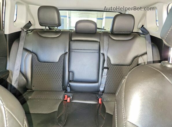 3C4NJDBB6JT270489 2018 JEEP COMPASS Белый Вид задних сидений