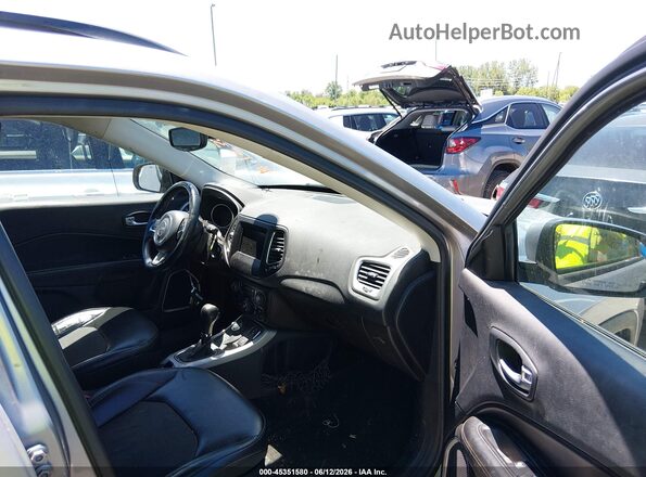 3C4NJDBB6JT418379 2018 JEEP COMPASS Gray Front interior view