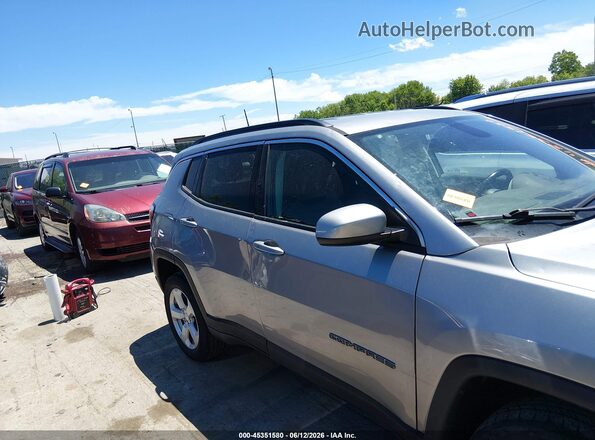 3C4NJDBB6JT418379 2018 JEEP COMPASS Gray Rear interior view