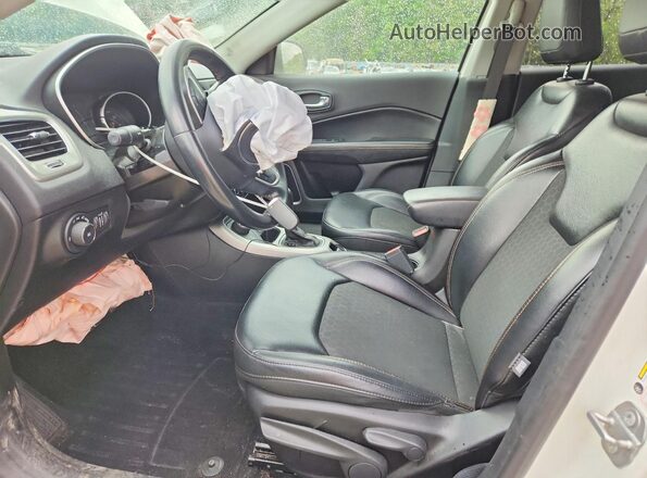 3C4NJDBB6JT457537 2018 JEEP COMPASS Белый Вид салона спереди