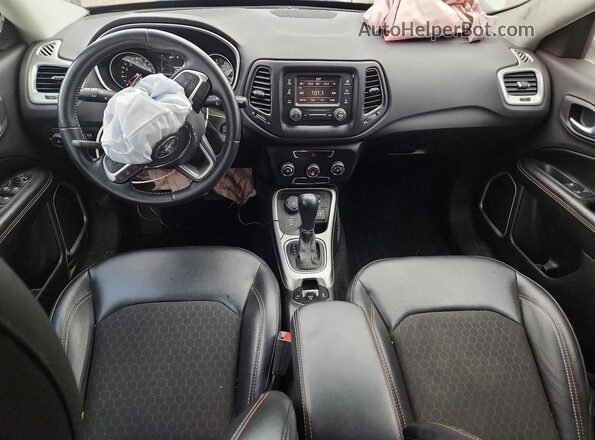 3C4NJDBB6JT457537 2018 JEEP COMPASS Белый Вид панели приборов