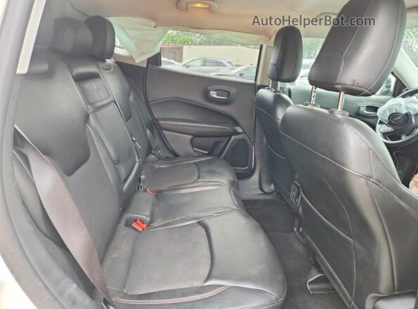3C4NJDBB6JT457537 2018 JEEP COMPASS Белый Вид задней части салона