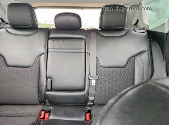3C4NJDBB6JT457537 2018 JEEP COMPASS Белый Вид задних сидений