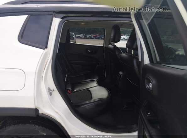 3C4NJDBB6LT256403 2020 JEEP COMPASS White Widok naklejki z numerem VIN