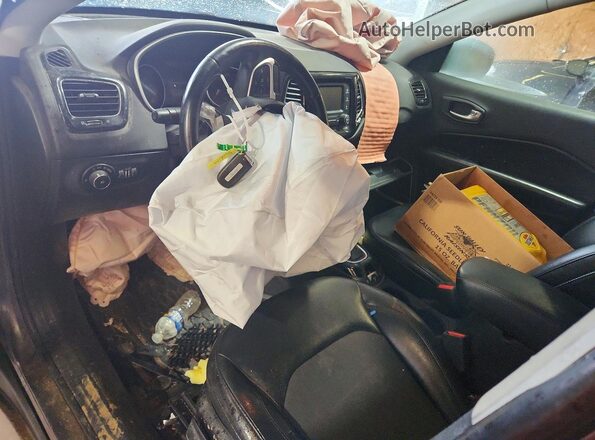 3C4NJDBB7JT400215 2018 JEEP COMPASS Серый Вид панели приборов