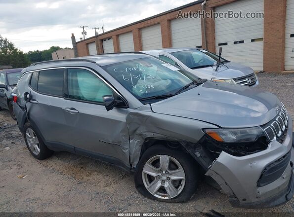 3C4NJDBB7NT102155 2022 JEEP COMPASS Серебряный Вид задней части салона