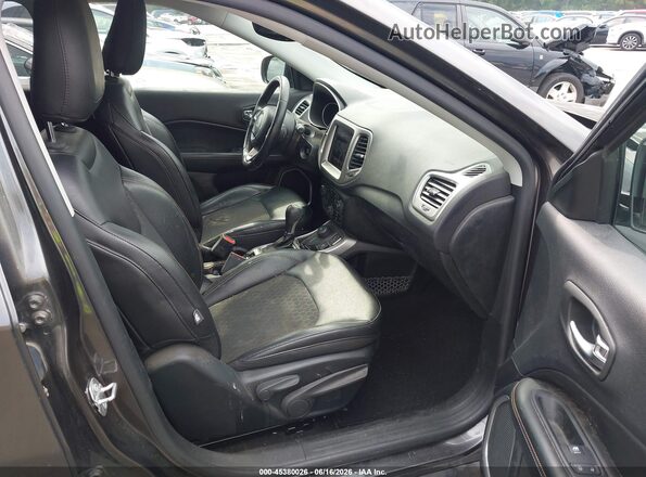 3C4NJDBB8JT393534 2018 JEEP COMPASS Серый Вид салона спереди