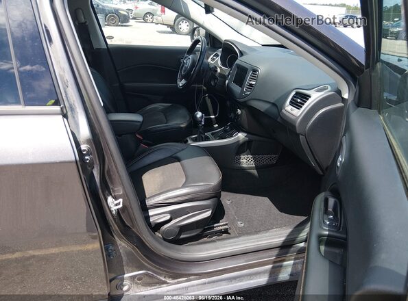 3C4NJDBB8LT215819 2020 JEEP COMPASS Gray Вид салону спереду