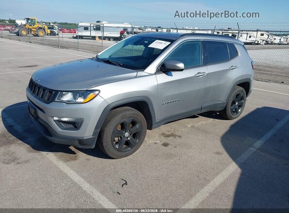 3C4NJDBB9JT337425 2018 JEEP COMPASS Silver Առջևի ձախ երեք քառորդ տեսարան