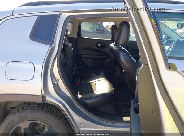 3C4NJDBB9JT337425 2018 JEEP COMPASS Silver VIN կոդի պիտակի տեսք