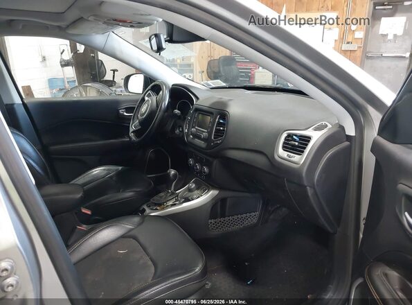3C4NJDBB9JT440683 2018 JEEP COMPASS Gray წინა სალონის ხედი