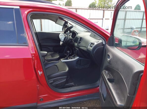 3C4NJDBB9KT592772 2019 JEEP COMPASS Красный Вид салона спереди