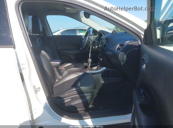 3C4NJDBBXJT113077 2018 JEEP COMPASS White Սալոնի դիմացի տեսք