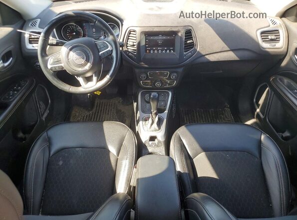 3C4NJDBBXJT185669 2018 JEEP COMPASS Красный Вид панели приборов