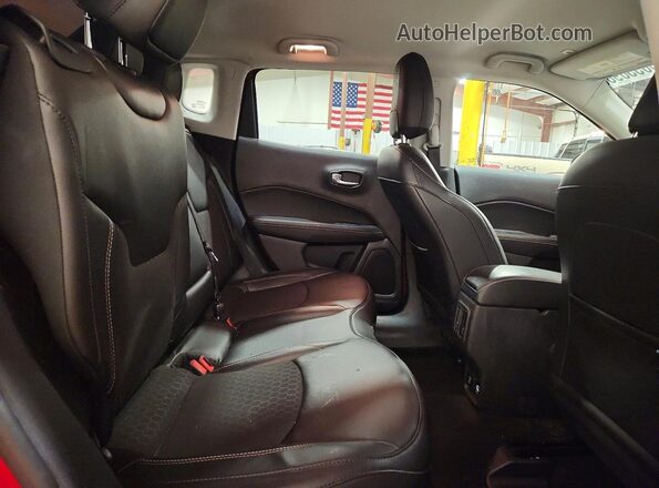 3C4NJDBBXKT601821 2019 JEEP COMPASS Red Rear interior view