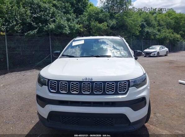 3C4NJDBN2RT117565 2024 JEEP COMPASS White Widok wnętrza z tyłu