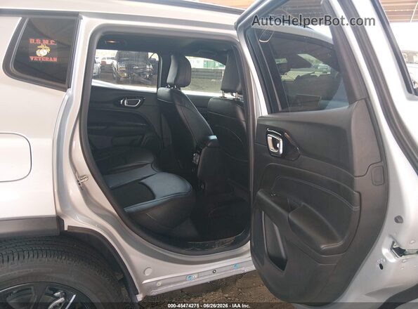 3C4NJDBN3ST585391 2025 JEEP COMPASS Silver Vista de la etiqueta del VIN
