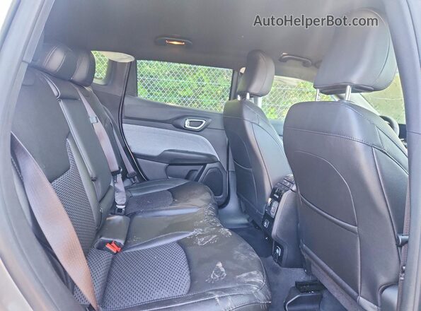 3C4NJDBN6PT547970 2023 JEEP COMPASS Silver Вид задньої частини салону