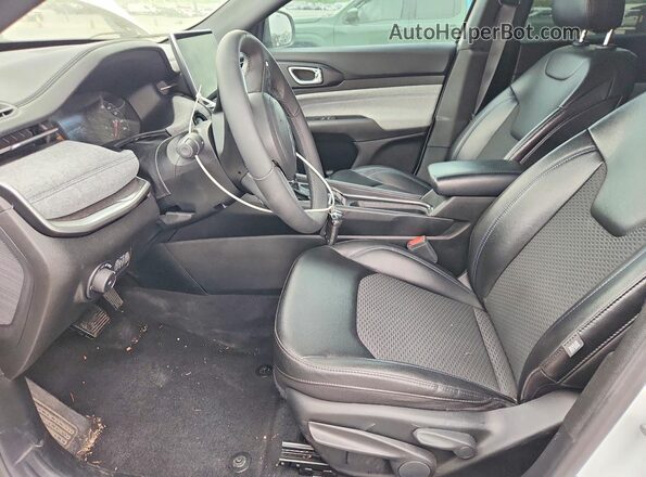 3C4NJDBNXPT525048 2023 JEEP COMPASS White Front interior view