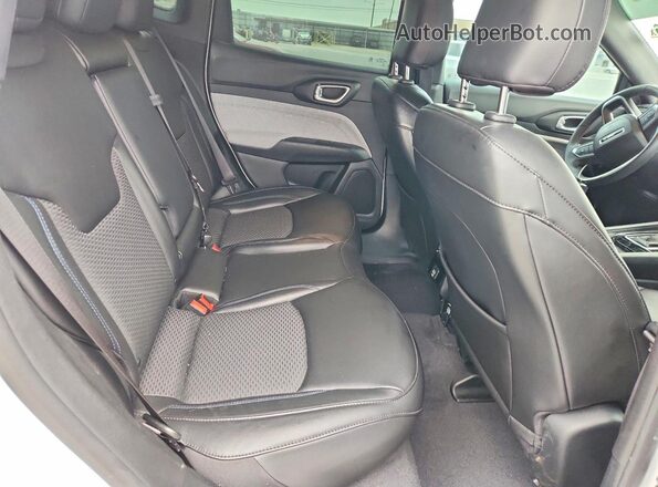 3C4NJDBNXPT525048 2023 JEEP COMPASS White Rear seats view