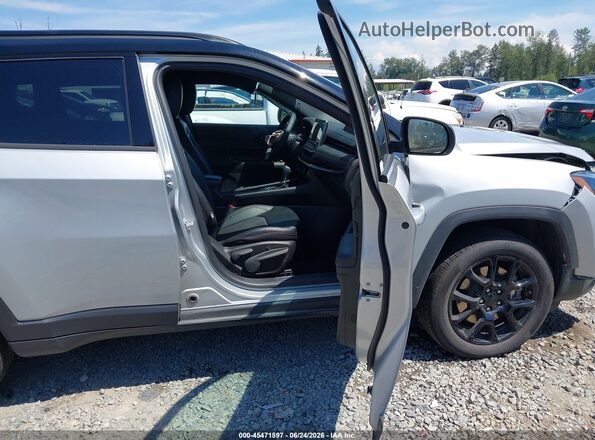 3C4NJDBNXRT156971 2024 JEEP COMPASS Silver Вид салону спереду